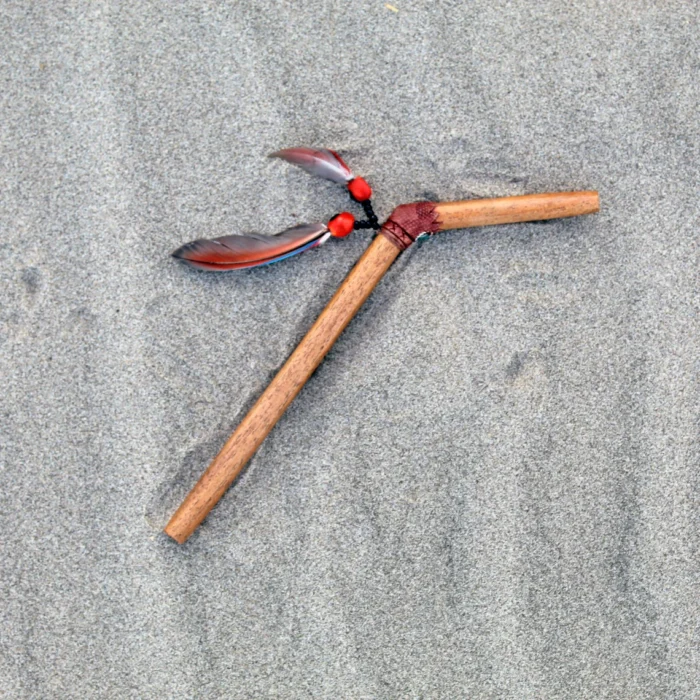 Tepi Applicator made of Algarrobo | Decorated with Peruvian Turquoise and Macaw Feather